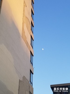 西安雨后的天空，日月同輝