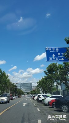 臺風(fēng)過后，只有海邊的城市，天空才會如此的藍(lán)。