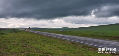 雨天的草原依舊美