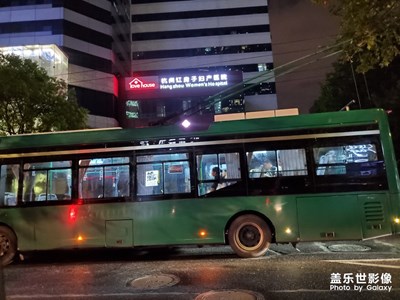 久違的無(wú)軌電車