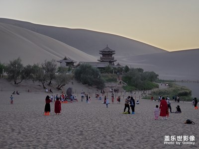 敦煌鳴沙山月牙泉