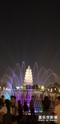 夜色雁塔，游人如織！