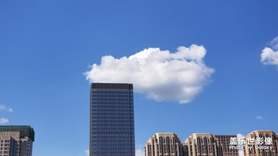 回家的路上，藍(lán)天白云中