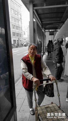 今天拍了兩張老奶奶的照片