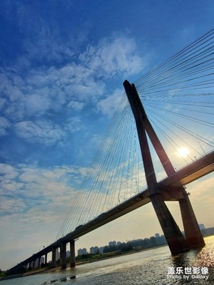 藍(lán)天白云與橋