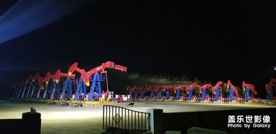 夜色中抽油機(jī)