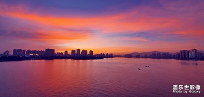 藍(lán)天下的火燒云