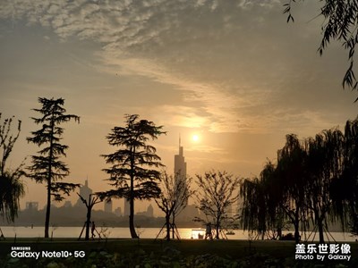 夕陽下的南京情侶園
