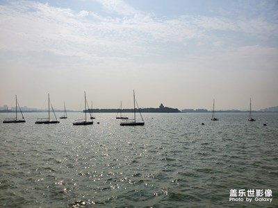 霧蒙蒙的金雞湖