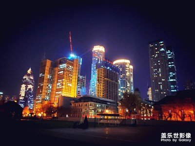 拖著疲倦的身體走出體育館