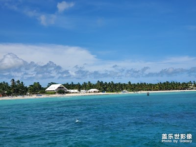 海島陽光，沙灘綠海
