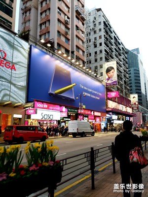 翻到一張2018年三星的超大廣告照片