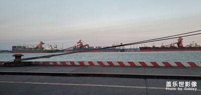 起風(fēng)了，碼頭的船