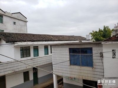 陰沉沉天空下的舊房