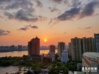 不出去，在家看日落