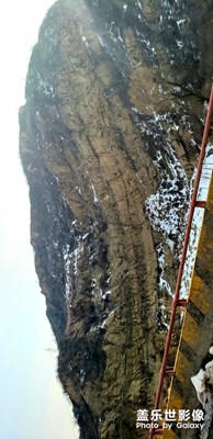 很明顯的地殼運(yùn)動(dòng)，山下都是一條小溪