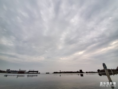 地下水庫它上面是天空有點灰色。