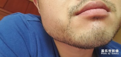 一個(gè)周沒(méi)有刮胡子了