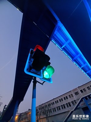 【上下班的路上】+on the way