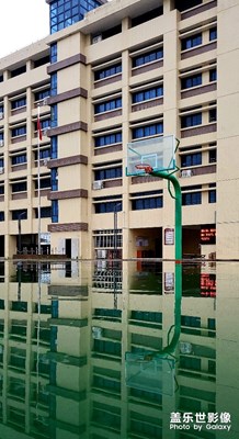 雨中校園
