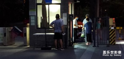 忙碌的門衛(wèi)