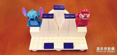 用樂高零件自制的手機(jī)支架