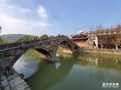 長(zhǎng)虹騰空、飛閣鎮(zhèn)流