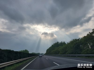 路上偶遇太陽光
