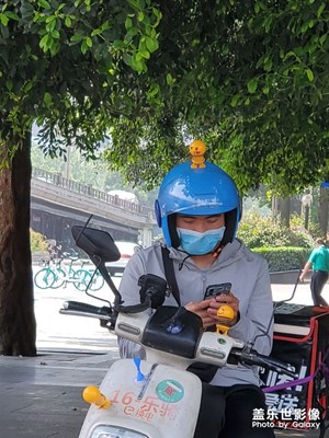 外賣小哥的帽子很調(diào)皮啊