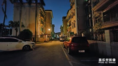 小區(qū)樓下夜景
