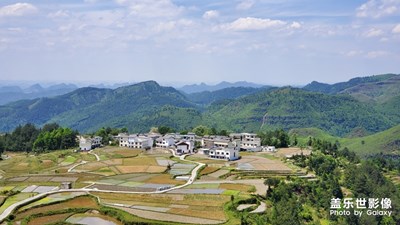 心向高坡，天清云淡