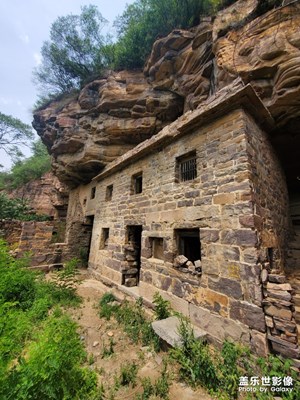 住在懸崖上的勤勞智慧的勞動人民