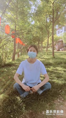 霓虹殘影鋪水流，寒切江清釣往昔。