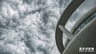 看著世界，淋著雨……