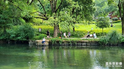 連雨不知春去，一晴方覺夏深