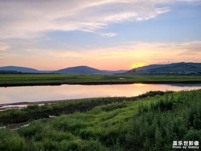 一道殘陽鋪水中，半江瑟瑟半江紅。