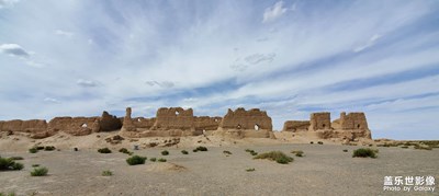 故人西出不見月，一沙一泉映玉關(guān)