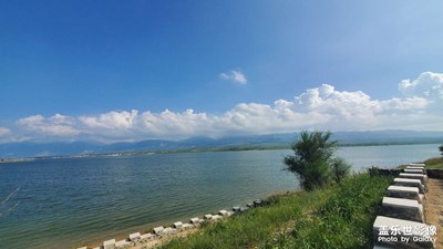 蘭天白云湖泊