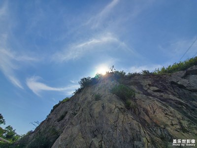 一座山頭，一個天空