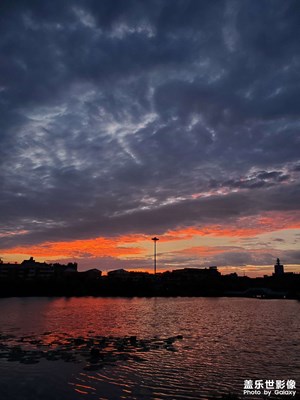 碧幕霞綃一縷紅