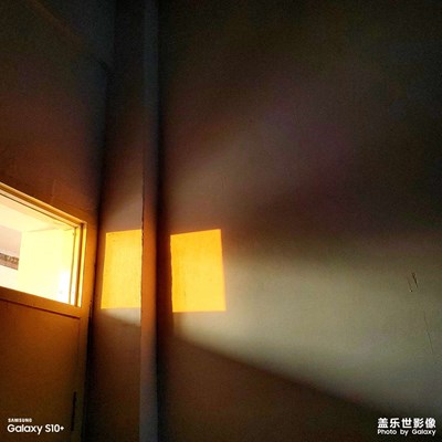 一張日落透過窗戶的照片