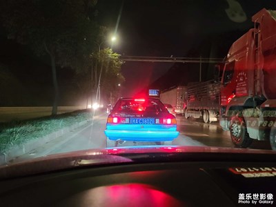 回家路上發(fā)現(xiàn)老款桑塔納