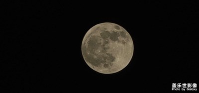 夜空中閃亮的嫦娥