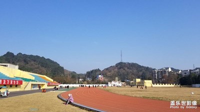 三星拍照真不錯(cuò)。幾年前的手機(jī)還是這么好看