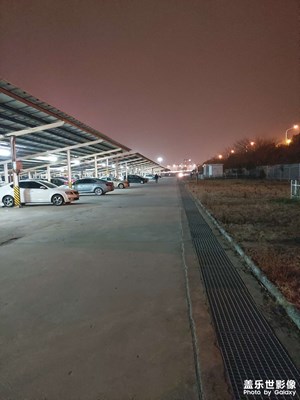 午夜的大眾汽車廠的員工停車場