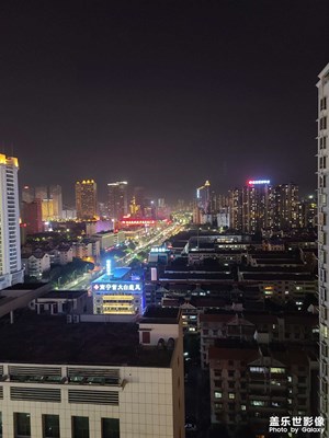 看車來車往，時間每分每秒都在流逝。