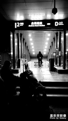 放假了，坐地鐵去浪