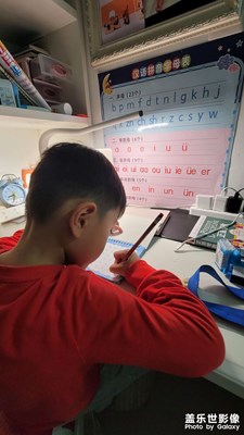 努力寫作業(yè)中