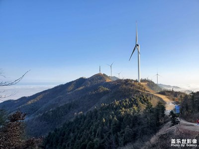 老家山頂?shù)娘L(fēng)力發(fā)電機(jī)組