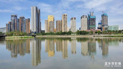 感受家周圍的變化，今天天氣這么好，順著河邊走一走